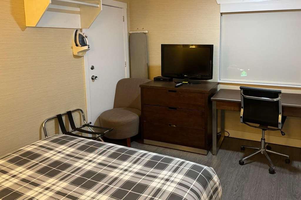Rodeway & Hotel